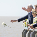 King Harald and Queen Sonja  threw flowers into the Rio de la Plata in remembrance of those who lost their lives. Photo Heiko Junge, NTB scanpix